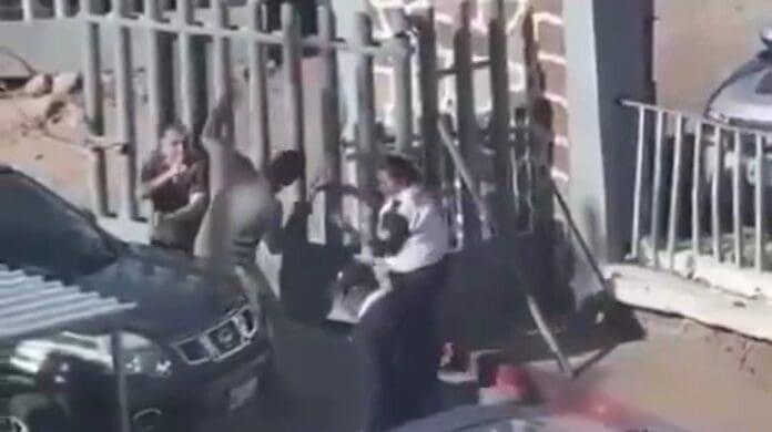 Médicos se agarran a golpes afuera de un IMSS en Guaymas, Sonora. El lamentable incidente fue captado en video.