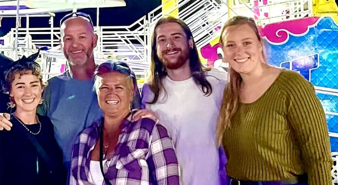 Diagnostican a papá con agresivo cáncer; toda su familia se extirpa el estómago en EU