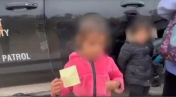 Detienen a una niña salvadoreña de tan solo dos años que viajaba sola en Texas, estaba con otros migrantes