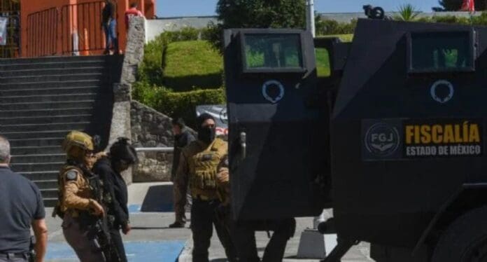 Informan que siete funcionarios lograron escapar del Operativo Enjambre en el Edomex. Por el momento se desconoce su paradero.