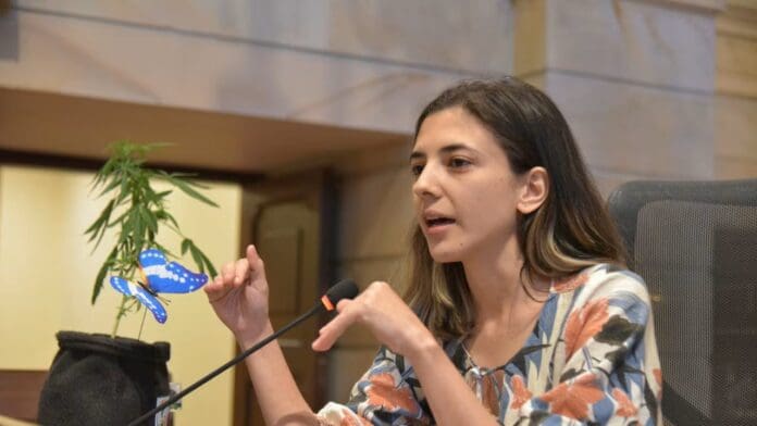 Congresista colombiana desata polémica tras afirmar que obligar a un niño a ir al colegio es violencia