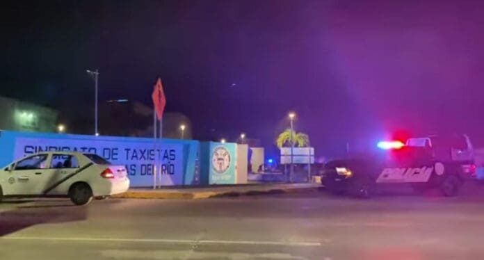 Aseguran vehículos en las instalaciones del sindicato de taxistas de Playa del Carmen tras agresión en Xcaret.