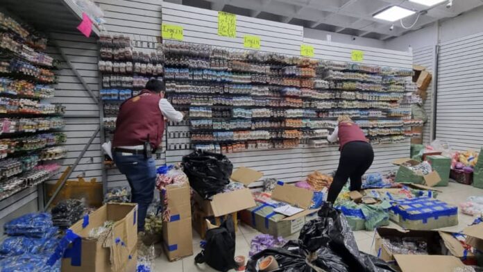 Ejecutan operativo en Plaza Izazaga 89 de CDMX para decomisar mercancía china ilegal