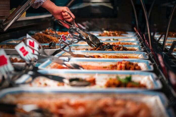 Restaurante le pide a un joven a retirarse del establecimiento tras comer mucho en un buffete