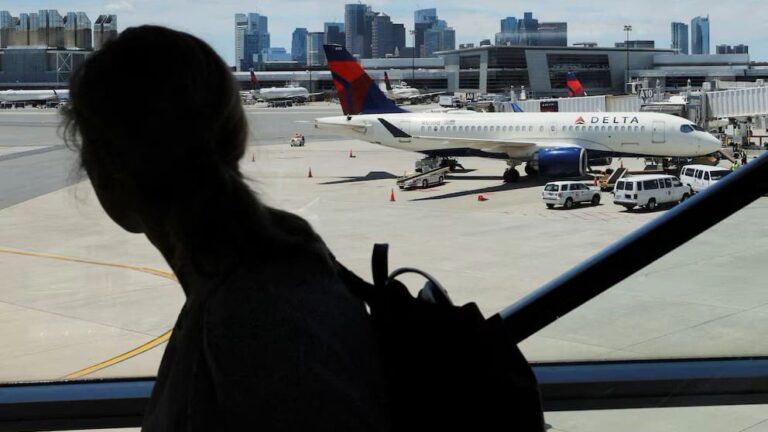 Mujer burla seguridad aeroportuaria y viaja de Nueva York a París sin boleto