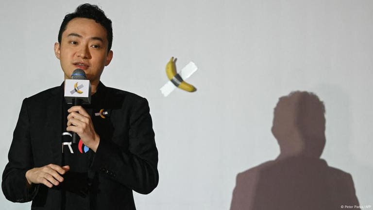 Empresario se come su propia obra de arte; la banana pegada a una pared valuada en 6.2 mdd