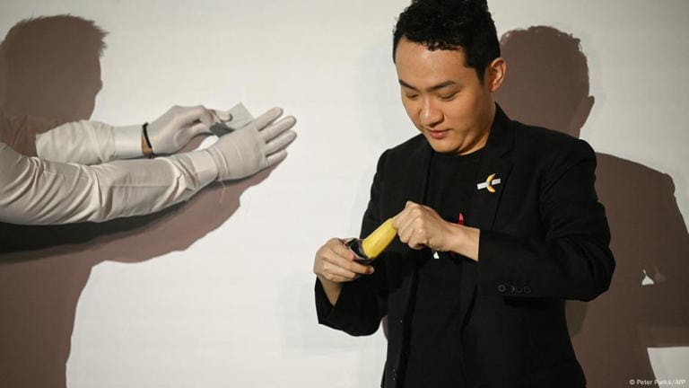 Empresario se come su propia obra de arte; la banana pegada a una pared valuada en 6.2 mdd