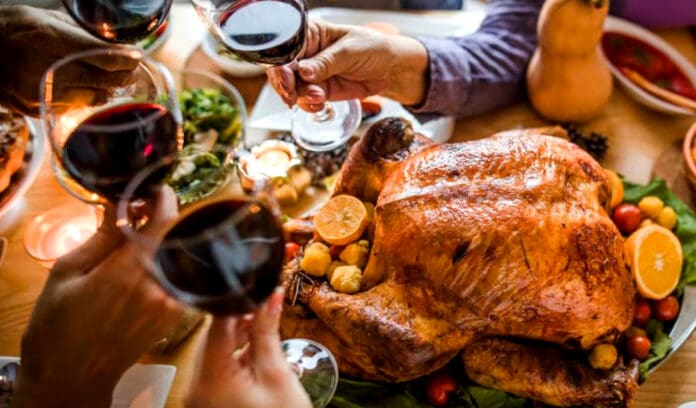 Apuñala abuela pasada de copas a hija y nieto en Día de Acción de Gracias en EU