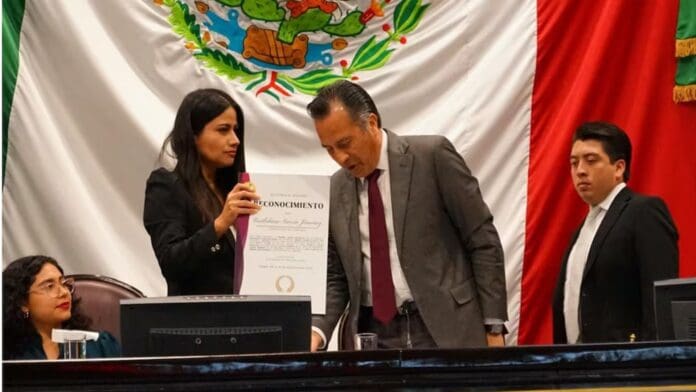 Entregan premio a Cuitláhuac García como el peor gobernador de la historia de Veracruz