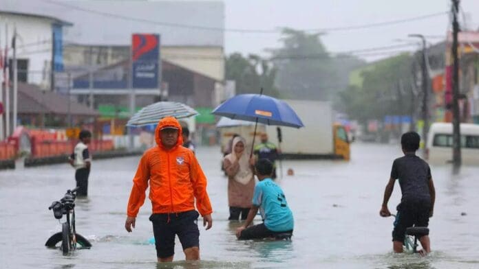 Video: Mueren 12 personas y más de 80 mil son desplazadas por inundaciones en Malasia