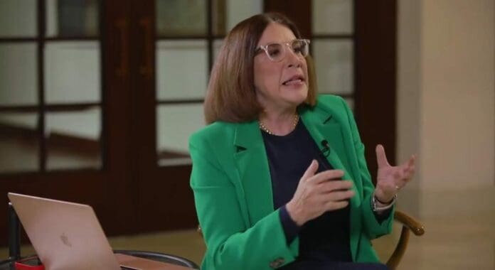 Escritora Sabina Berman admite que sobornó a un juez para que fallara a su favor. No se dio cuenta que además confesó un delito.