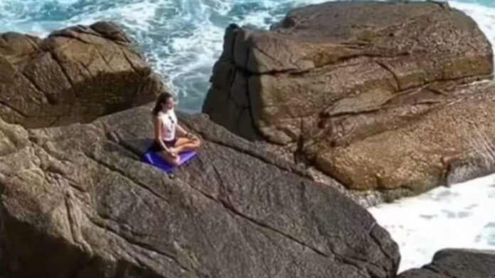 Video: Muere actriz tras ser arrastrada por una ola gigante mientras hacía yoga