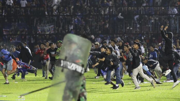 Video: Mueren 56 personas tras estampida en partido de futbol
