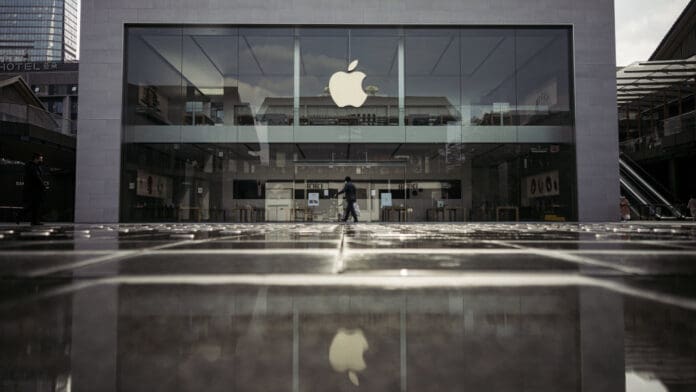 ¡Apple enfrenta nueva demanda! Es acusado de espiar y silenciar a sus empleados