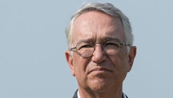 Caída en acciones de Elektra hizo perder cinco mil 500 millones de dólares al empresario Ricardo Salinas Pliego.