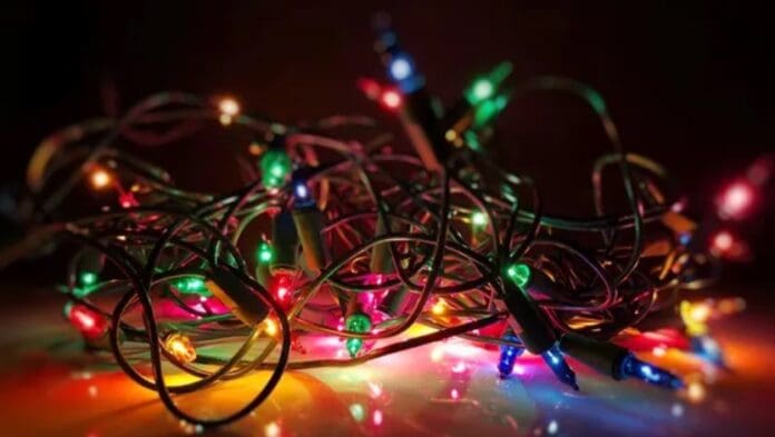 Muere niño electrocutado tras intentar encender las luces de su arbolito de Navidad