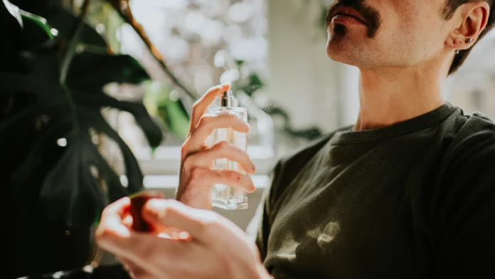 Cuánto perfume hay que ponerse para oler bien siempre, sin excederse