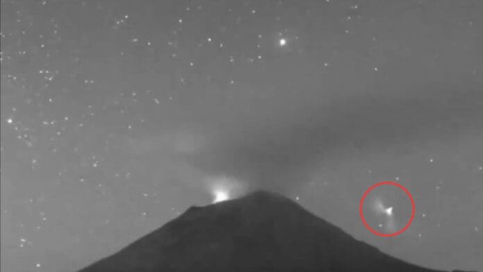 Video: Captan extraña luz triangular ascendiendo por el volcán Popocatépetl