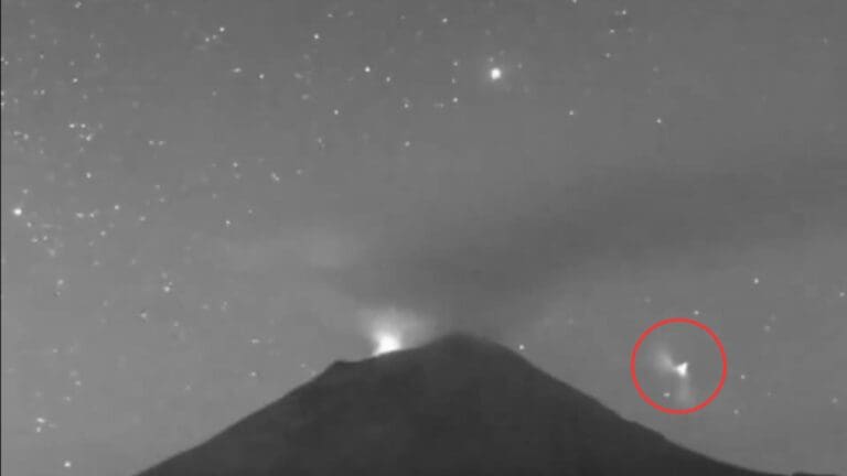 Video: Captan extraña luz triangular ascendiendo por el volcán Popocatépetl