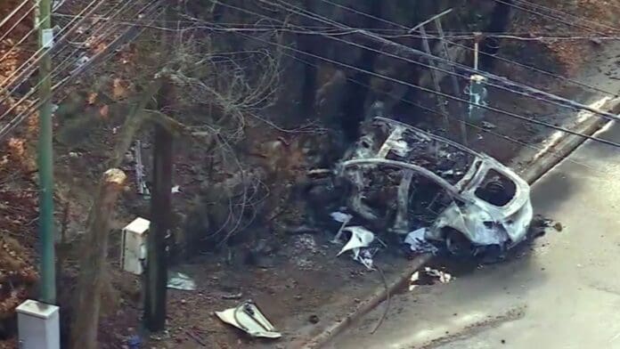 Se incendia Tesla tras chocar con un muro en Nueva York; sus dos ocupantes murieron