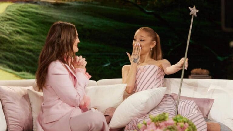 Drew Barrymore le entrega a Ariana Grande la varita original de "El Mago de Oz", producción de 1939