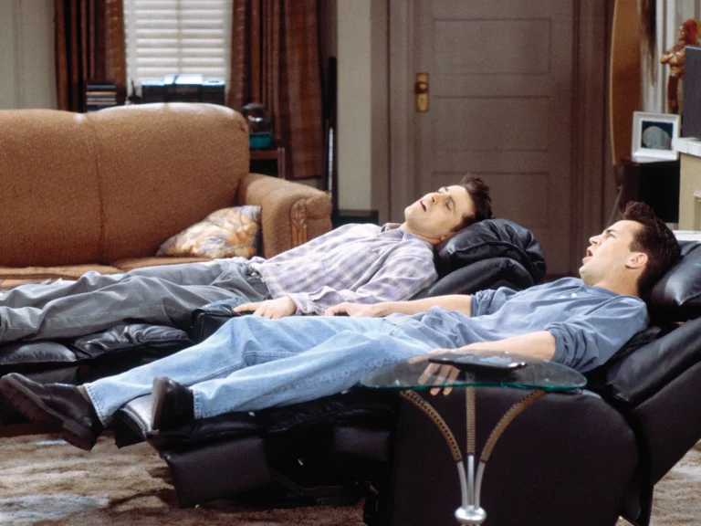Icónico sillón reclinable de Chandler y Joey en Friends arrasó en ventas de Amazon