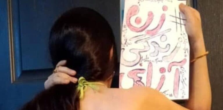 Mujer es condenada a 74 latigazos por no cubrir su cabello en público en Irán. Denuncia que no se callará y seguirá protestando.