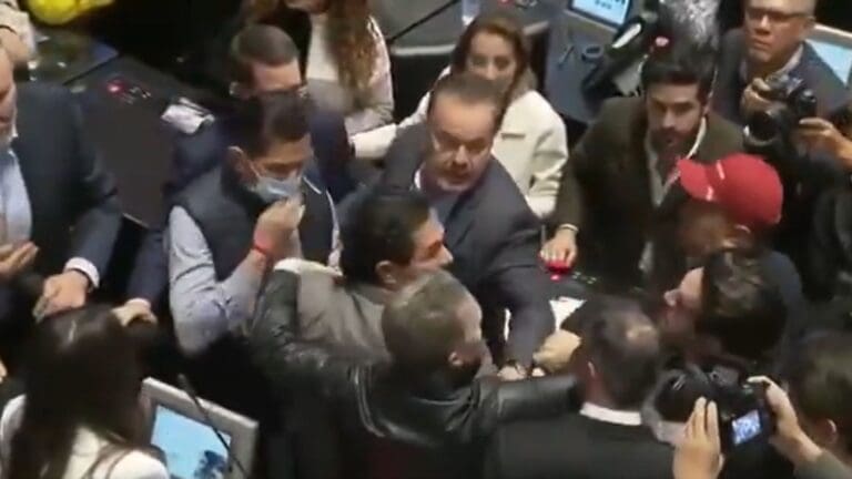 Se desata trifulca en el Senado tras señalar a Miguel Ángel Yunes Márquez de haberse vendido a Morena