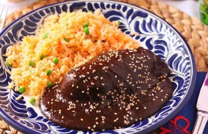 De ángeles y monjas; así es la historia del mole poblano, uno der los platillos más emblemáticos de la gastronomía nacional.