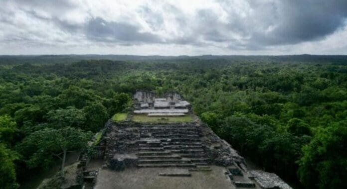 Visita Ichkabal, la imponente ciudad maya ubicada al sur de Quintana Roo y que se ha convertido en un nuevo atractivo de la entidad.