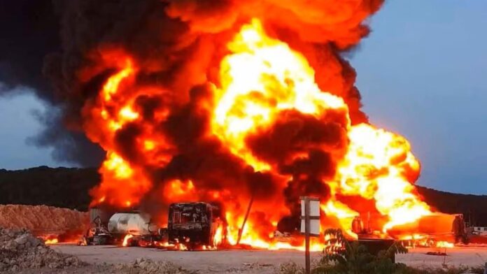 Incendio consume depósito de combustible del Tren Maya en Campeche