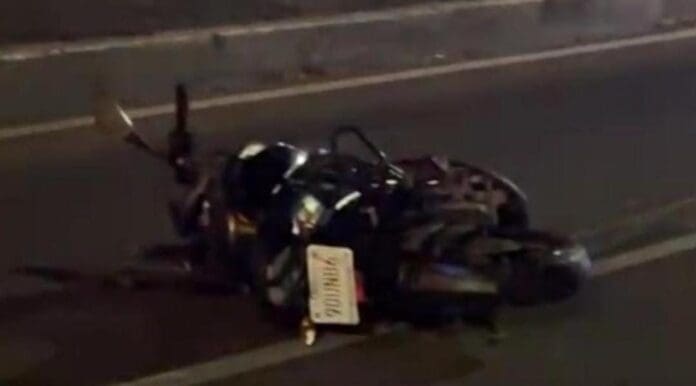Fallece un motociclista tras derrapar en la Zona Hotelera de Cancún. Se reportó que su acompañante quedó lesionada.