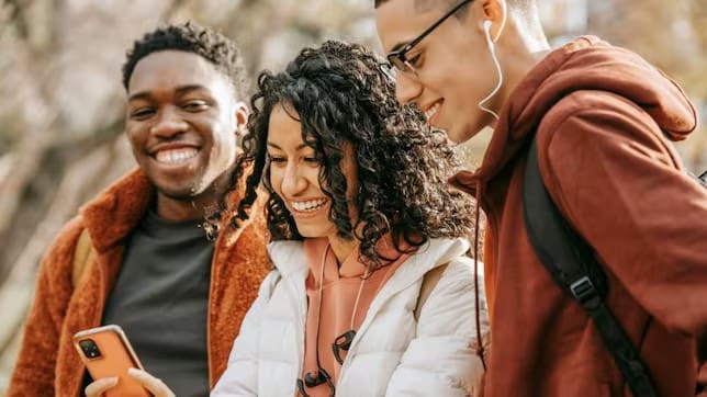 La RAE revela cuál es la forma correcta de escribir la risa en los chats