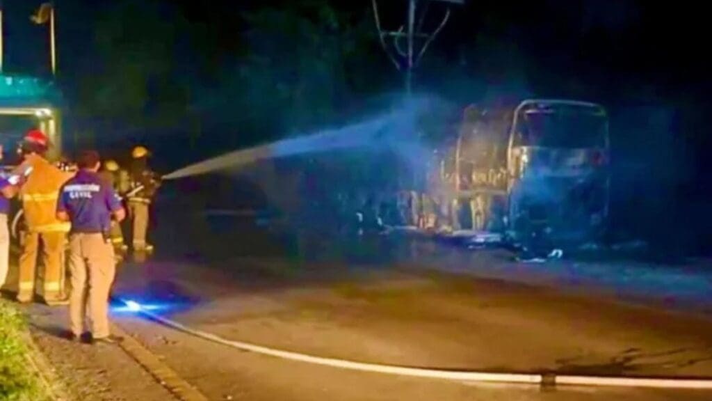 Autobús de la empresa Del Valle se incendia a la altura de Xel-Ha