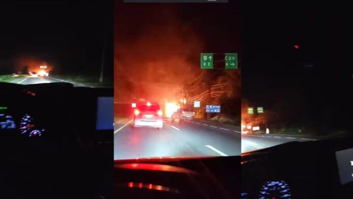 Autobús de la empresa Del Valle se incendia a la altura de Xel-Ha