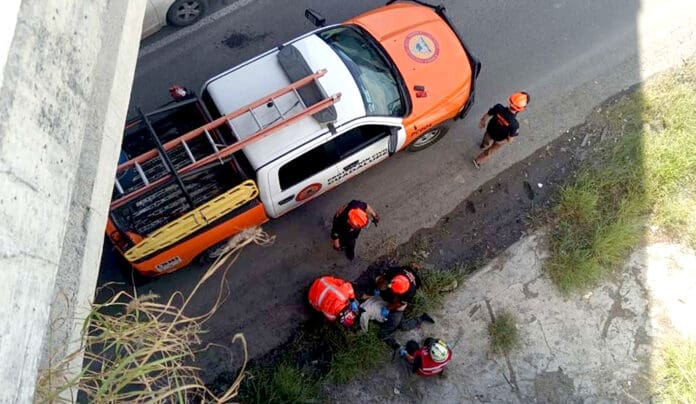Abuelito de 80 años se lanza desde puente en Nuevo León; se fractura ambas piernas