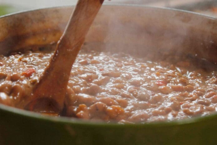 Niño de 2 años cae en olla de frijoles hirviendo y sufre quemaduras en Veracruz