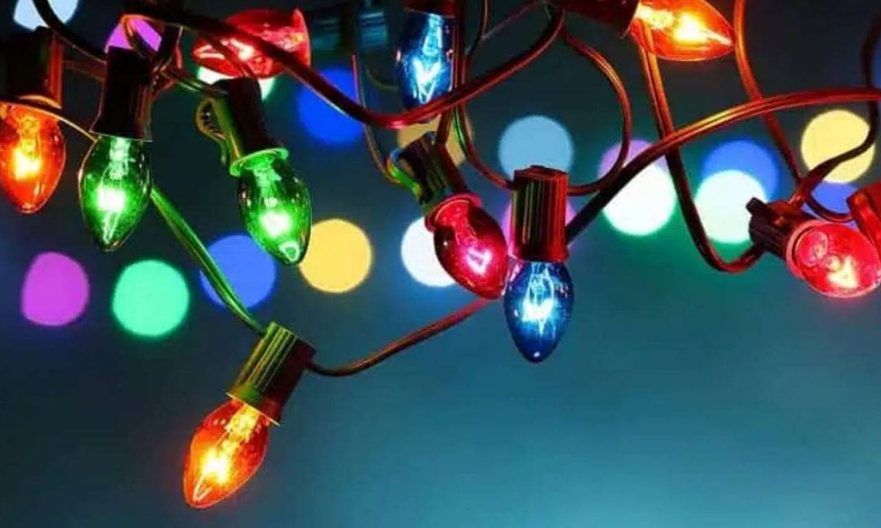 Hombre murió electrocutado al adornar su casa con luces navideñas en CDMX