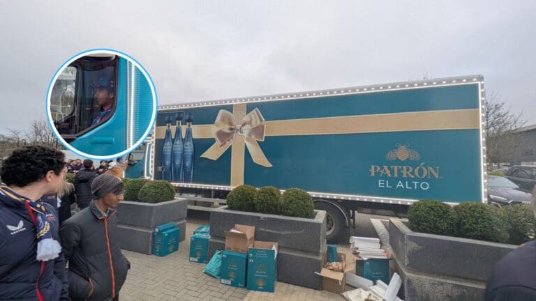 Checo Pérez llega a la fábrica de Red Bull a bordo de un camión repleto de tequila para los trabajadores