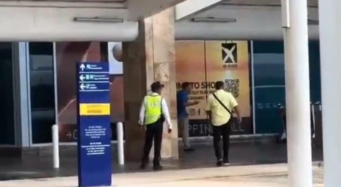 Alertan por una estafa en aeropuerto de Cancún; engañan a usuarios para cobrar más de 200 dólares por viaje.