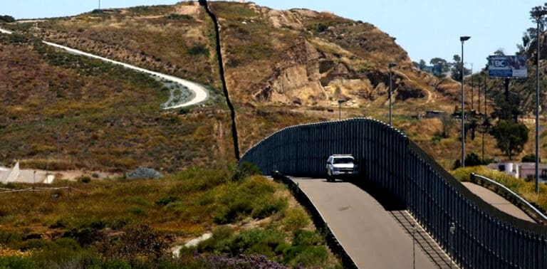 Declaran a condado de California limítrofe con México santuario para migrantes