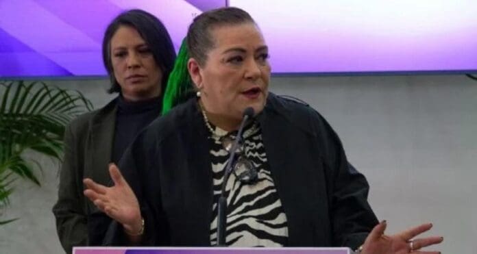 INE reducirá número de casillas de elección de jueces por recorte. La presidenta Claudia Sheinbaum protesta.