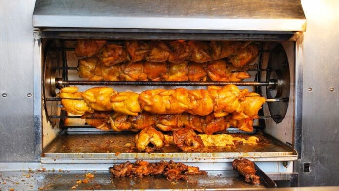 Video: Mujer se viraliza tras salir corriendo a comprar un pollo rostizado al recibir su aguinaldo en Sonora