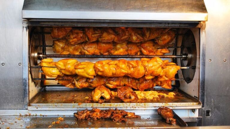 Video: Mujer se viraliza tras salir corriendo a comprar un pollo rostizado al recibir su aguinaldo en Sonora