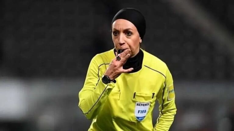 Mujer que iba a arbitrar un partido masculino de futbol en Irán huye por amenazas
