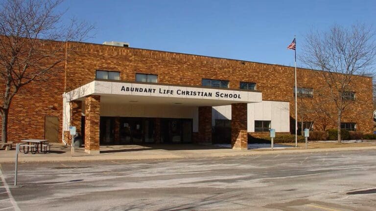 Reportan cinco muertos y siete heridos tras tiroteo en una escuela de Wisconsin, EU