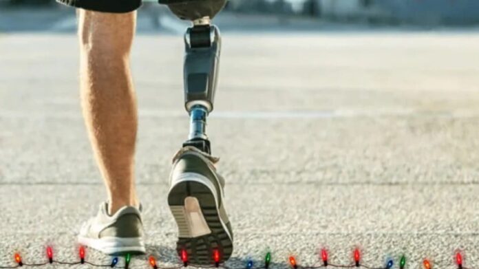 Video: Sujeto se vuelve viral tras adornar con luces la prótesis de su pierna