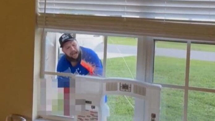 VIDEO: Sujeto casi pierde el brazo tras romper ventana durante fuerte discusión con su esposa