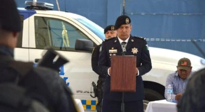 Despiden al policía de Celaya, Guanajuato que sale en videos donde obligan a detenidos a besarse y golpearse.