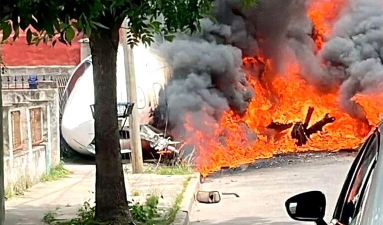 Video: Se despista jet y choca contra casa en Argentina; hay dos muertos
